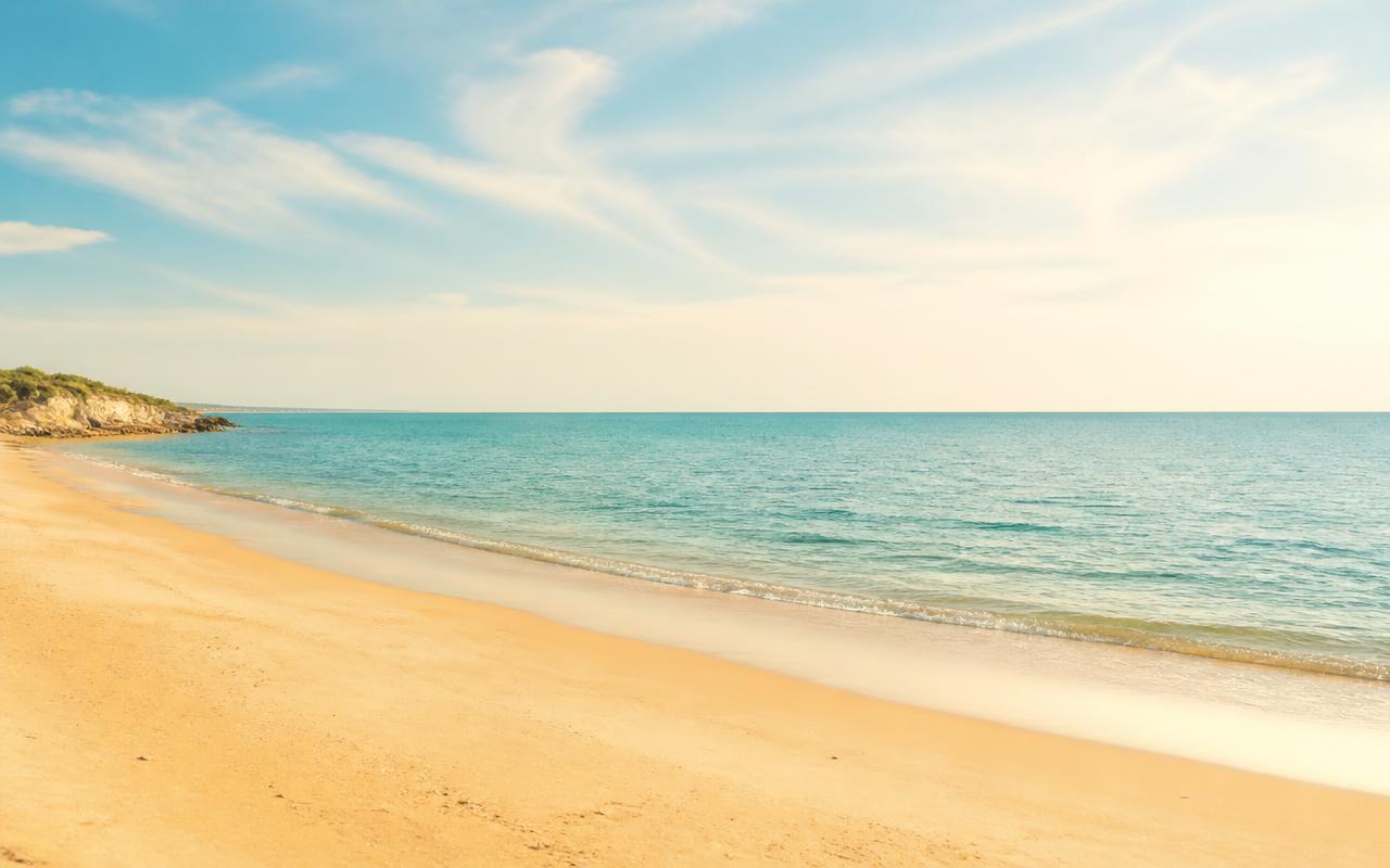 Plage de sable doré et mer calme en Vendée